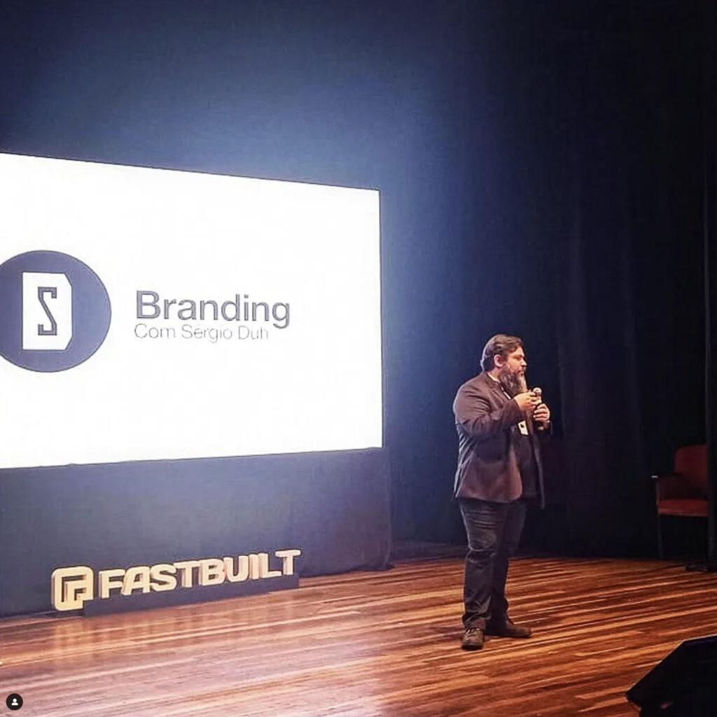 Sérgio Duh palestrando sobre Branding no Fastbuit em Blumenau
