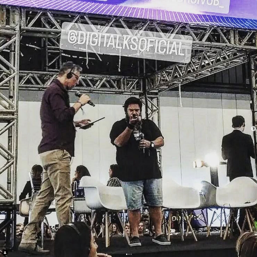 Sérgio Duh no palco central do DIGITALKS falando sobre branding.